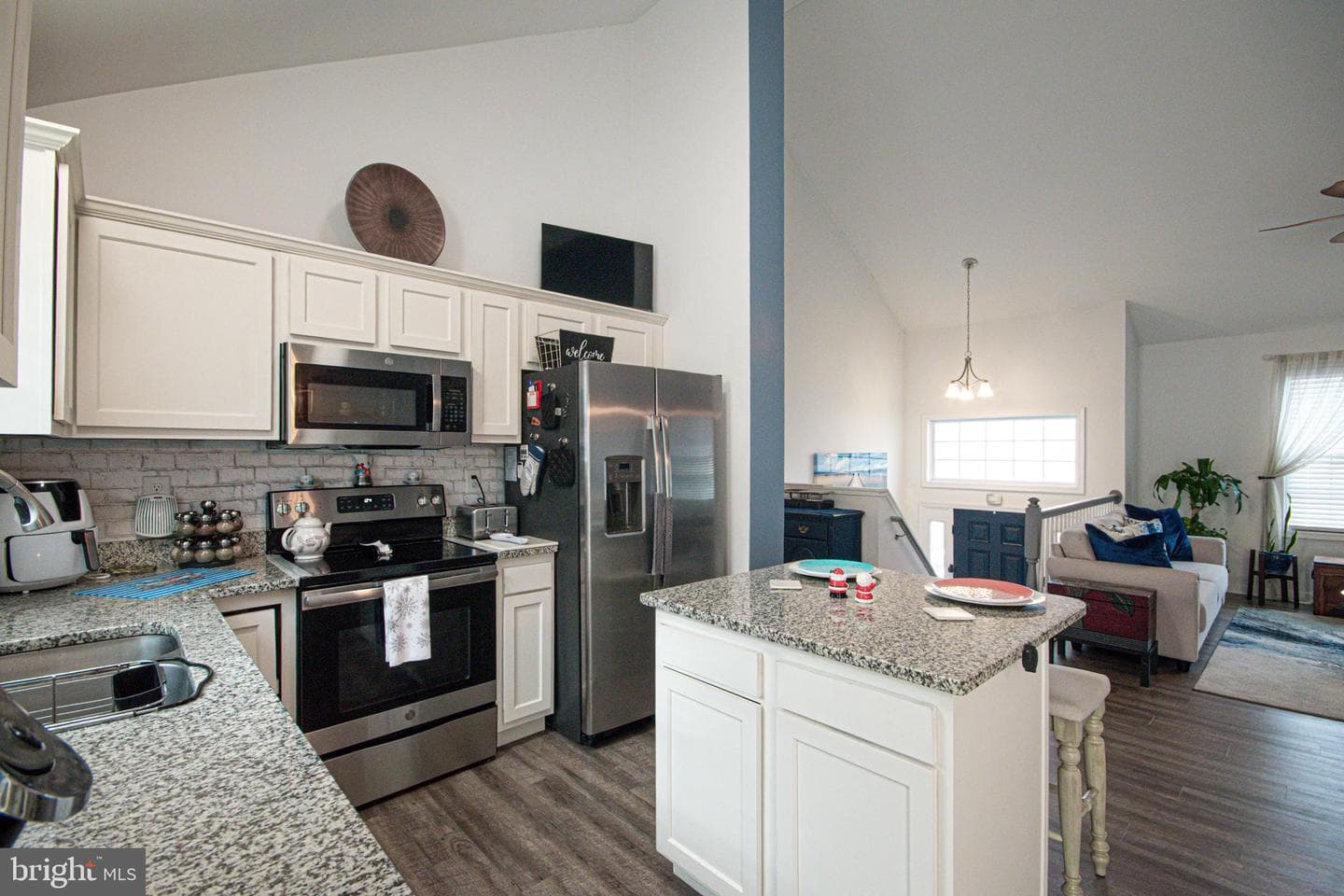 285 Wren Street N photo 3