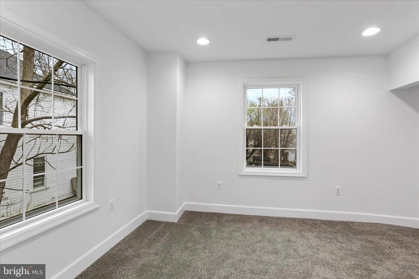 674 Winchester Avenue photo 9