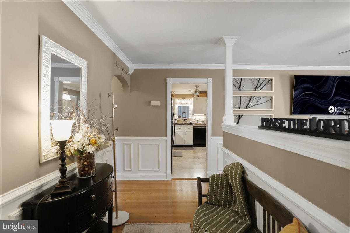 1102 Carrie Way photo 2