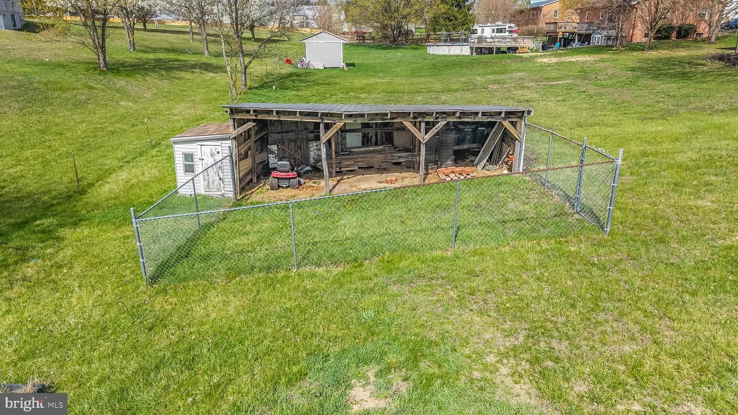 1570 Nadenbousch Lane photo 20