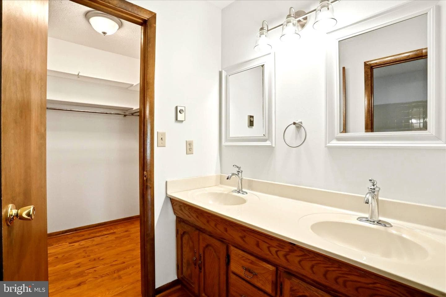 229 Hollis Drive photo 32