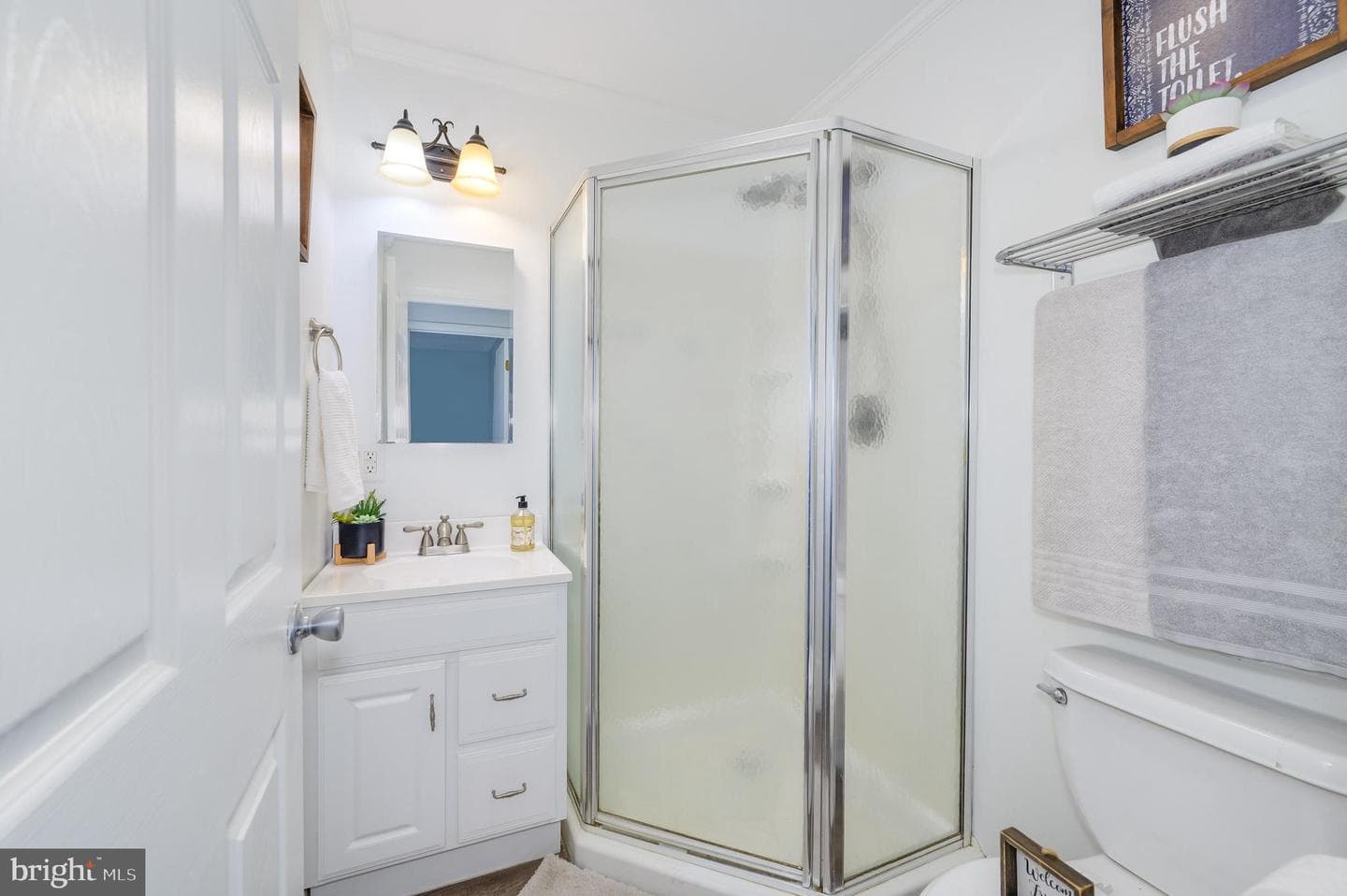 486 Richard Street photo 22