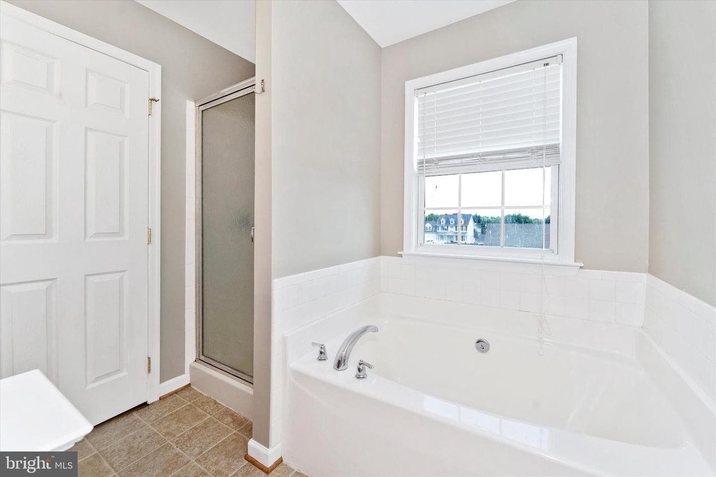 112 Raphael Court photo 28