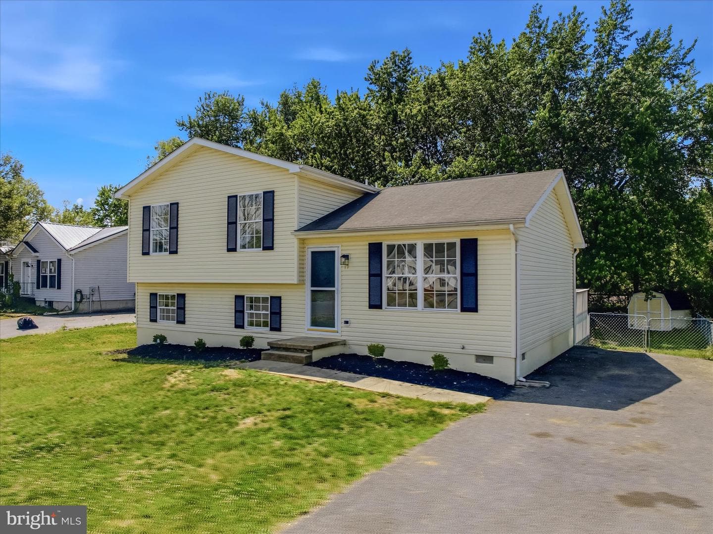 17 Midnoon Drive photo 2