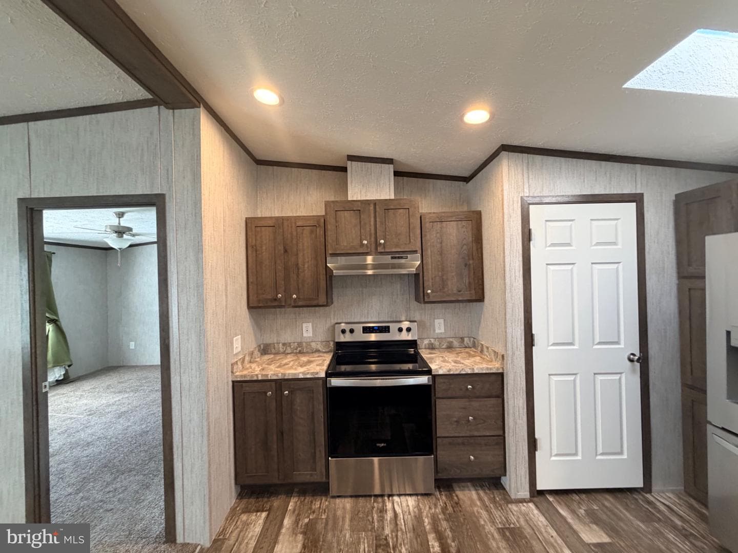 86 Apollo Court photo 7