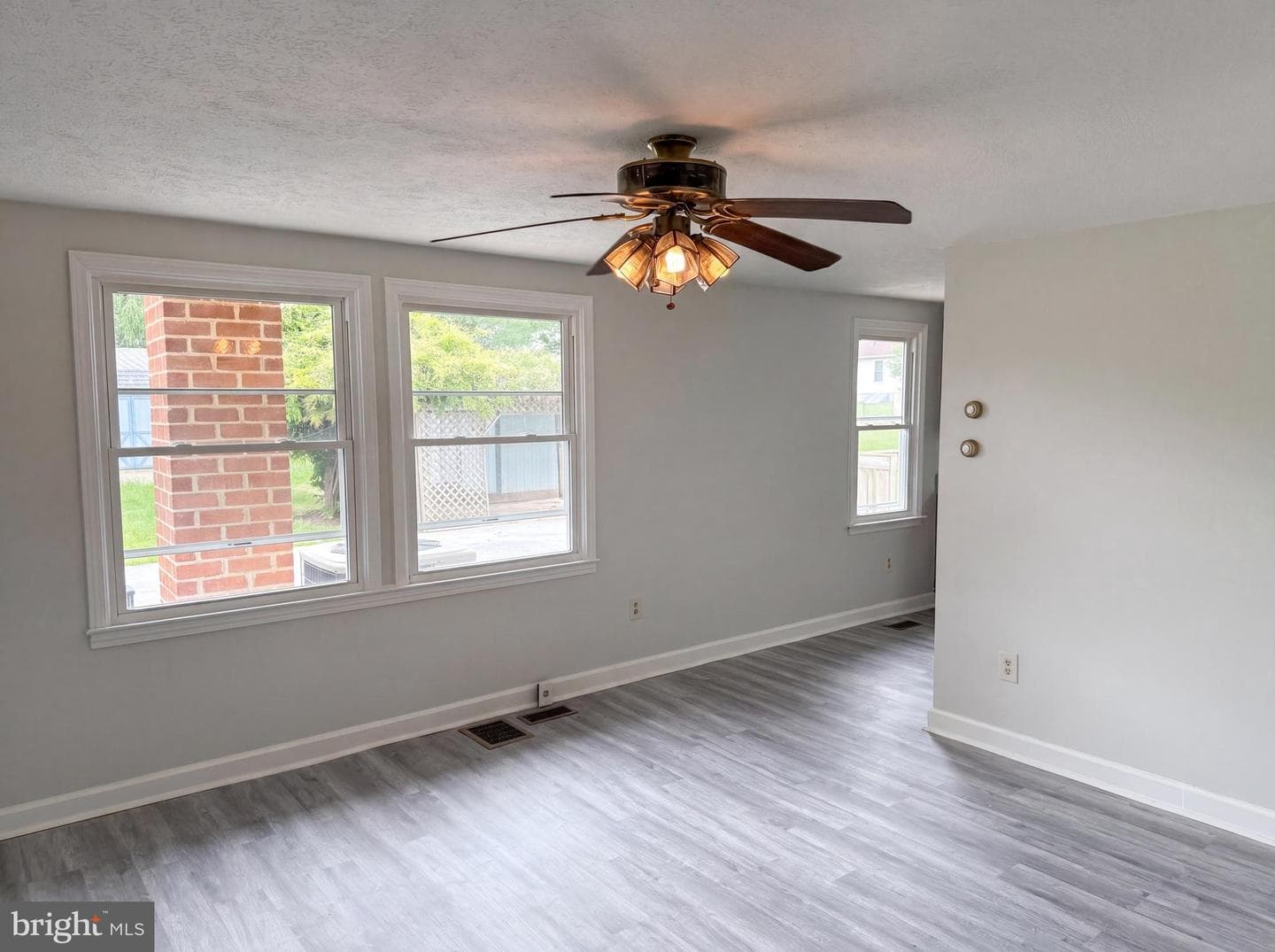 98 Grimes Drive photo 3
