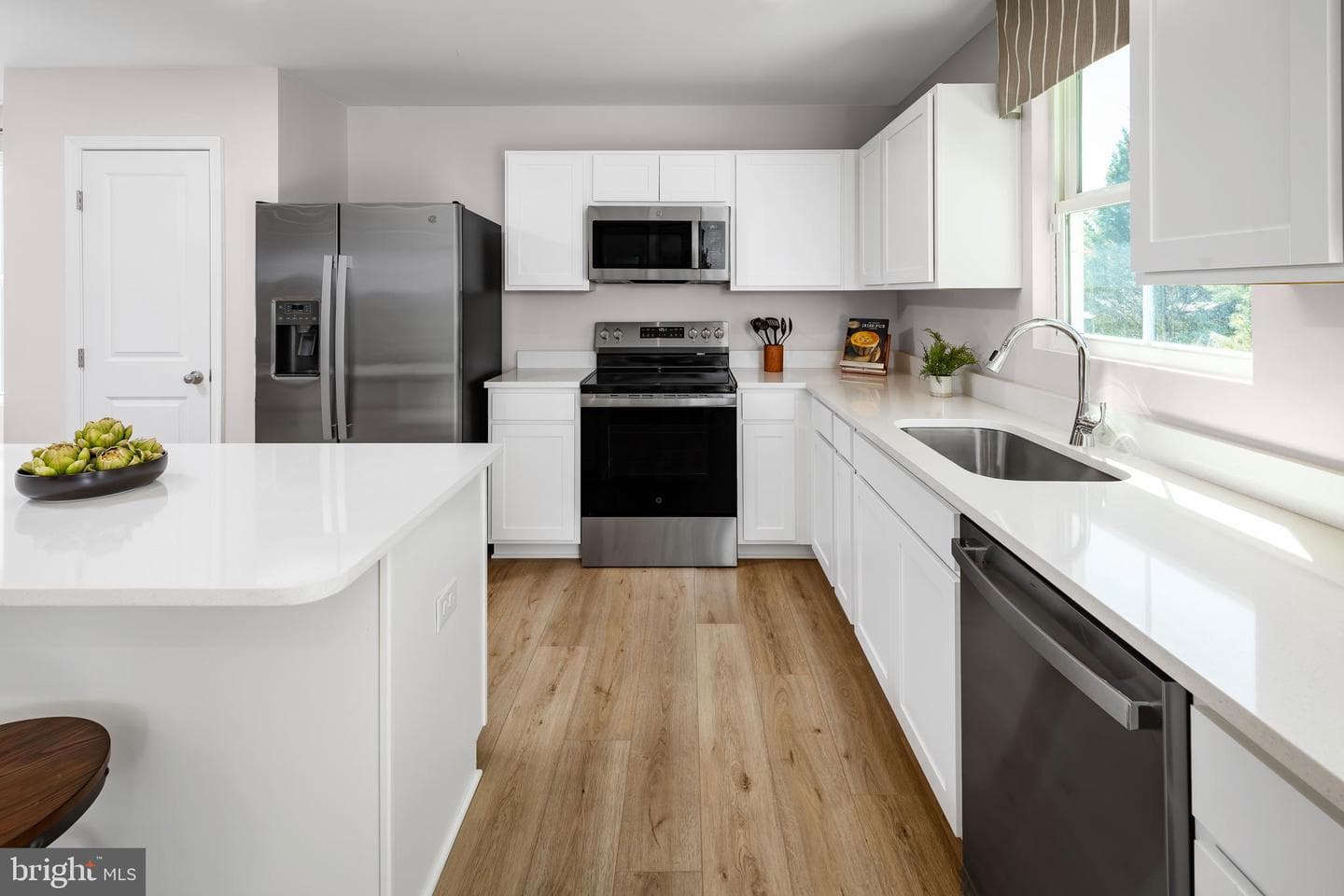 572 Mutual Drive photo 5