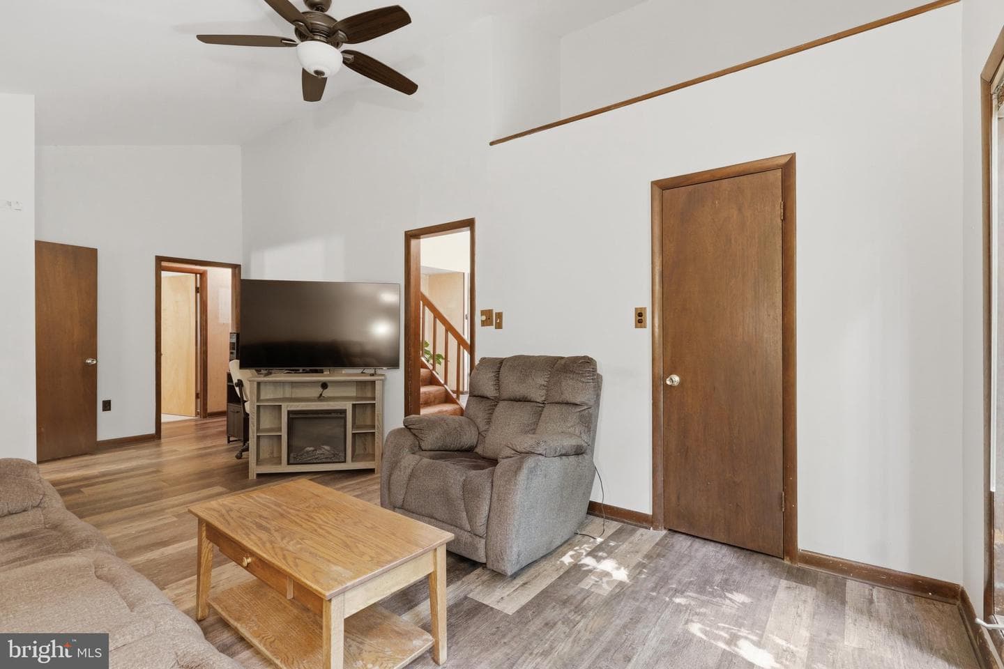 656 Kelly Drive photo 27